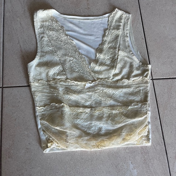 Cider Butter Yellow Lace Sleeveless V-Neck Tank Top - Picture 2 of 4